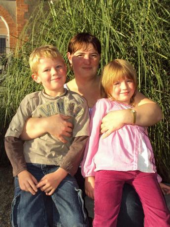 ja i moje dzieci<a href="profile.php?lookup=573"> - monika0508</a><br/>
		         Komentarzy: 0
 Obejrzano:  26157 Ocena: <img src="images/star.gif" alt="*" style="vertical-align:middle"/><img src="images/star.gif" alt="*" style="vertical-align:middle"/><img src="images/star.gif" alt="*" style="vertical-align:middle"/><img src="images/star.gif" alt="*" style="vertical-align:middle"/><img src="images/star.gif" alt="*" style="vertical-align:middle"/>
