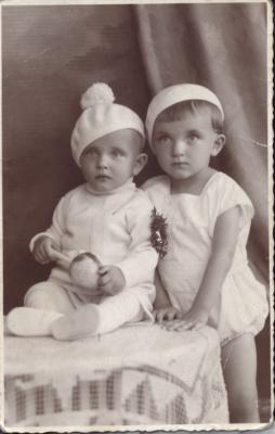 Mój tata<a href="profile.php?lookup=1"> - piotr</a><br/>
		         Komentarzy: 3
 Obejrzano:  48028 Ocena: <img src="images/star.gif" alt="*" style="vertical-align:middle"/><img src="images/star.gif" alt="*" style="vertical-align:middle"/><img src="images/star.gif" alt="*" style="vertical-align:middle"/><img src="images/star.gif" alt="*" style="vertical-align:middle"/>
