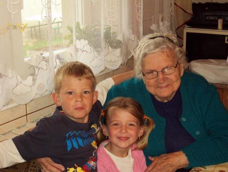 dzieci z prababcią<a href="profile.php?lookup=573"> - monika0508</a><br/>
		         Komentarzy: 0
 Obejrzano:  27468 Ocena: <img src="images/star.gif" alt="*" style="vertical-align:middle"/><img src="images/star.gif" alt="*" style="vertical-align:middle"/><img src="images/star.gif" alt="*" style="vertical-align:middle"/><img src="images/star.gif" alt="*" style="vertical-align:middle"/><img src="images/star.gif" alt="*" style="vertical-align:middle"/>
