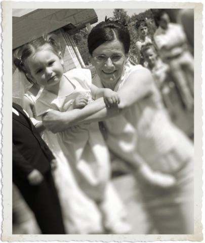 Amelka z babcia Krysia<a href="profile.php?lookup=188"> - magdak228</a><br/>
		         Komentarzy: 1
 Obejrzano:  35783 Ocena: <img src="images/star.gif" alt="*" style="vertical-align:middle"/><img src="images/star.gif" alt="*" style="vertical-align:middle"/><img src="images/star.gif" alt="*" style="vertical-align:middle"/><img src="images/star.gif" alt="*" style="vertical-align:middle"/>
