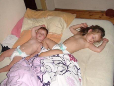 ŚPIOCHY<a href="profile.php?lookup=571"> - EMILA28</a><br/>
		         Komentarzy: 1
 Obejrzano:  27170 Ocena: <img src="images/star.gif" alt="*" style="vertical-align:middle"/><img src="images/star.gif" alt="*" style="vertical-align:middle"/><img src="images/star.gif" alt="*" style="vertical-align:middle"/><img src="images/star.gif" alt="*" style="vertical-align:middle"/><img src="images/star.gif" alt="*" style="vertical-align:middle"/>
