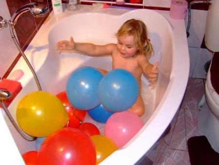 Kąpiel z balonami ;)<a href="profile.php?lookup=53"> - darek</a><br/>
		         Komentarzy: 3
 Obejrzano:  38181 Ocena: <img src="images/star.gif" alt="*" style="vertical-align:middle"/><img src="images/star.gif" alt="*" style="vertical-align:middle"/><img src="images/star.gif" alt="*" style="vertical-align:middle"/><img src="images/star.gif" alt="*" style="vertical-align:middle"/><img src="images/star.gif" alt="*" style="vertical-align:middle"/>
