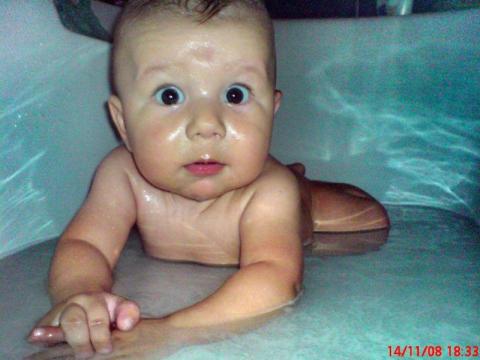 Pierwsza kąpiel w dużej wannie:-)<a href="profile.php?lookup=213"> - Aleks</a><br/>
		         Komentarzy: 2
 Obejrzano:  24213 Ocena: <img src="images/star.gif" alt="*" style="vertical-align:middle"/><img src="images/star.gif" alt="*" style="vertical-align:middle"/><img src="images/star.gif" alt="*" style="vertical-align:middle"/><img src="images/star.gif" alt="*" style="vertical-align:middle"/><img src="images/star.gif" alt="*" style="vertical-align:middle"/>
