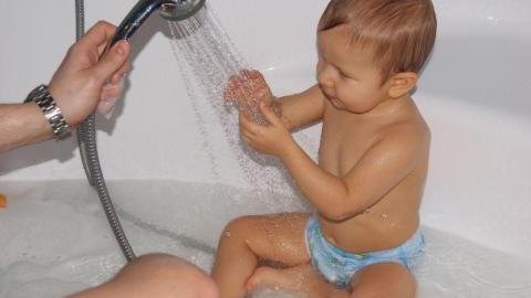 Nie ma to jak prysznic:-)<a href="profile.php?lookup=213"> - Aleks</a><br/>
		         Komentarzy: 0
 Obejrzano:  27629 Ocena: <img src="images/star.gif" alt="*" style="vertical-align:middle"/><img src="images/star.gif" alt="*" style="vertical-align:middle"/><img src="images/star.gif" alt="*" style="vertical-align:middle"/><img src="images/star.gif" alt="*" style="vertical-align:middle"/>
