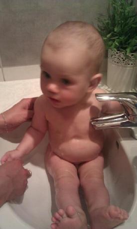 zuza 11 miesięcy<a href="profile.php?lookup=847"> - wuefka</a><br/>
		         Komentarzy: 1
 Obejrzano:  27453 Ocena: <img src="images/star.gif" alt="*" style="vertical-align:middle"/><img src="images/star.gif" alt="*" style="vertical-align:middle"/><img src="images/star.gif" alt="*" style="vertical-align:middle"/><img src="images/star.gif" alt="*" style="vertical-align:middle"/><img src="images/star.gif" alt="*" style="vertical-align:middle"/>
