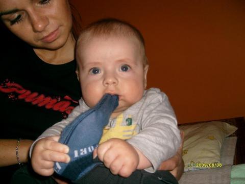 Już potrafię sobie ściągnąć sam skarpetki:):):)<a href="profile.php?lookup=341"> - kumanos</a><br/>
		         Komentarzy: 1
 Obejrzano:  28722 Ocena: <img src="images/star.gif" alt="*" style="vertical-align:middle"/><img src="images/star.gif" alt="*" style="vertical-align:middle"/><img src="images/star.gif" alt="*" style="vertical-align:middle"/><img src="images/star.gif" alt="*" style="vertical-align:middle"/><img src="images/star.gif" alt="*" style="vertical-align:middle"/>
