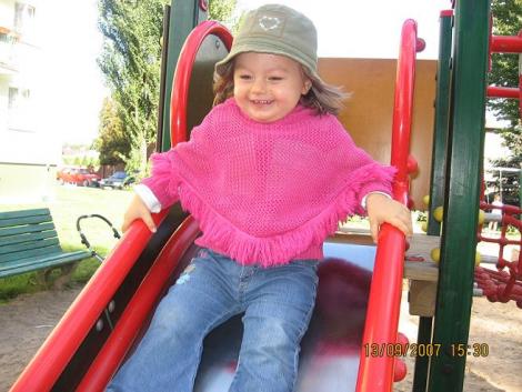 plac zabaw<a href="profile.php?lookup=120"> - Agnieszka_al</a><br/>
		         Komentarzy: 0
 Obejrzano:  31221 Ocena: <img src="images/star.gif" alt="*" style="vertical-align:middle"/><img src="images/star.gif" alt="*" style="vertical-align:middle"/><img src="images/star.gif" alt="*" style="vertical-align:middle"/><img src="images/star.gif" alt="*" style="vertical-align:middle"/>
