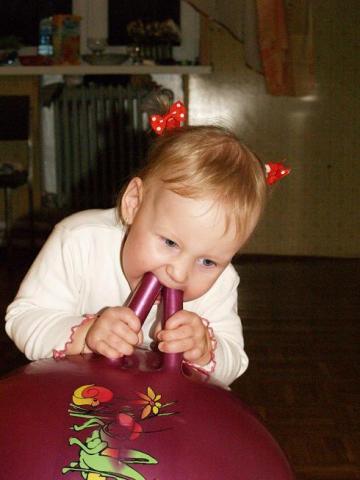 piłka<a href="profile.php?lookup=476"> - mimimka</a><br/>
		         Komentarzy: 3
 Obejrzano:  25204 Ocena: <img src="images/star.gif" alt="*" style="vertical-align:middle"/><img src="images/star.gif" alt="*" style="vertical-align:middle"/><img src="images/star.gif" alt="*" style="vertical-align:middle"/><img src="images/star.gif" alt="*" style="vertical-align:middle"/><img src="images/star.gif" alt="*" style="vertical-align:middle"/>
