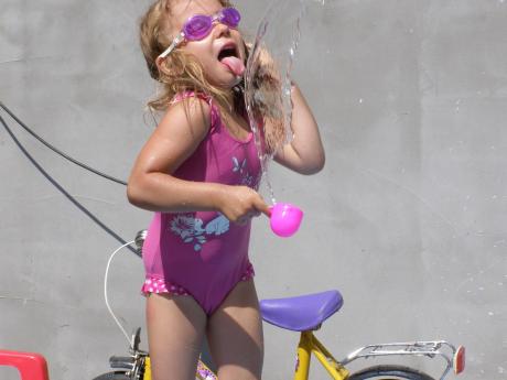 wspomnienie wakacji<a href="profile.php?lookup=330"> - monikasz27</a><br/>
		         Komentarzy: 3
 Obejrzano:  27555 Ocena: <img src="images/star.gif" alt="*" style="vertical-align:middle"/><img src="images/star.gif" alt="*" style="vertical-align:middle"/><img src="images/star.gif" alt="*" style="vertical-align:middle"/><img src="images/star.gif" alt="*" style="vertical-align:middle"/><img src="images/star.gif" alt="*" style="vertical-align:middle"/>
